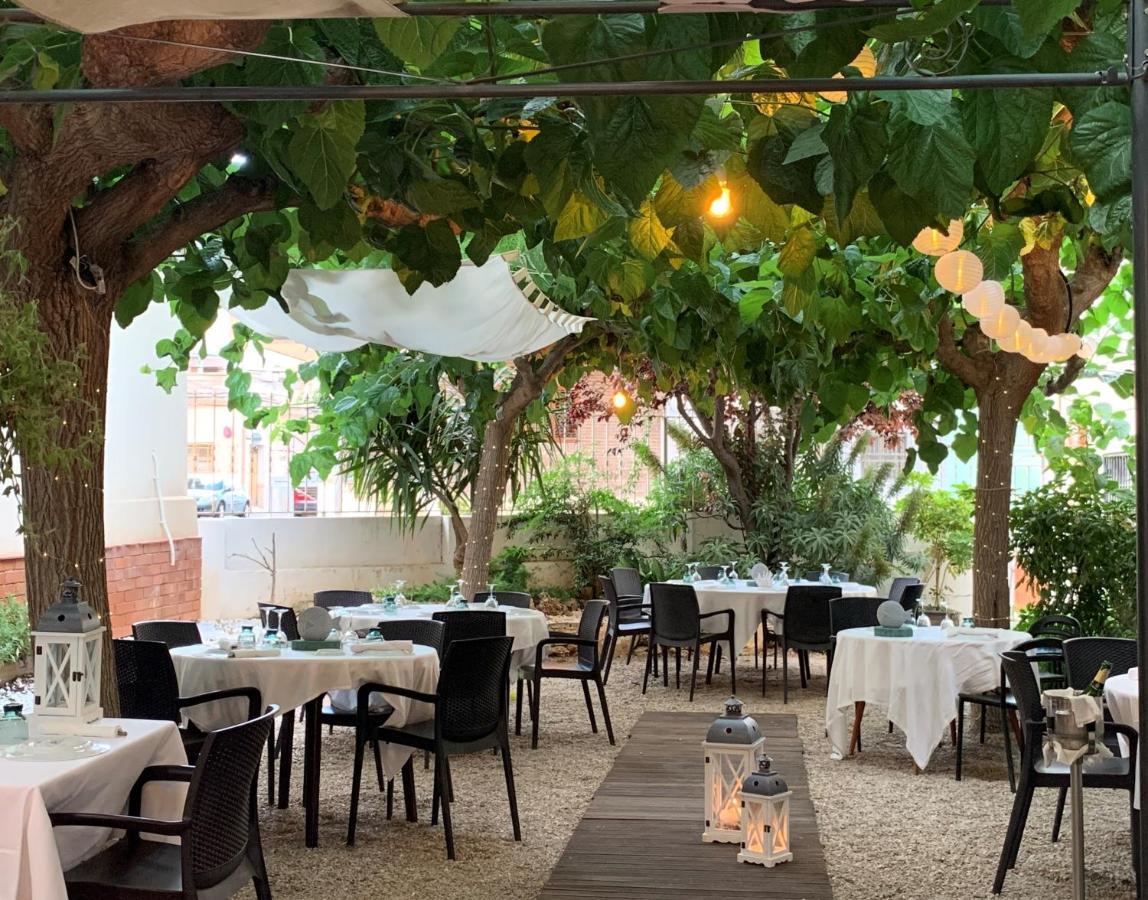 Hotel Restaurant Llansola Sant Carles De La Rapita Bagian luar foto