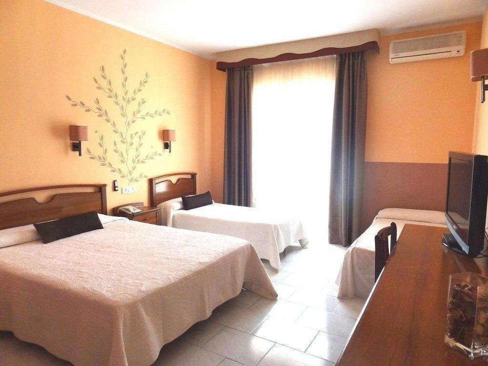 Hotel Restaurant Llansola Sant Carles De La Rapita Bagian luar foto