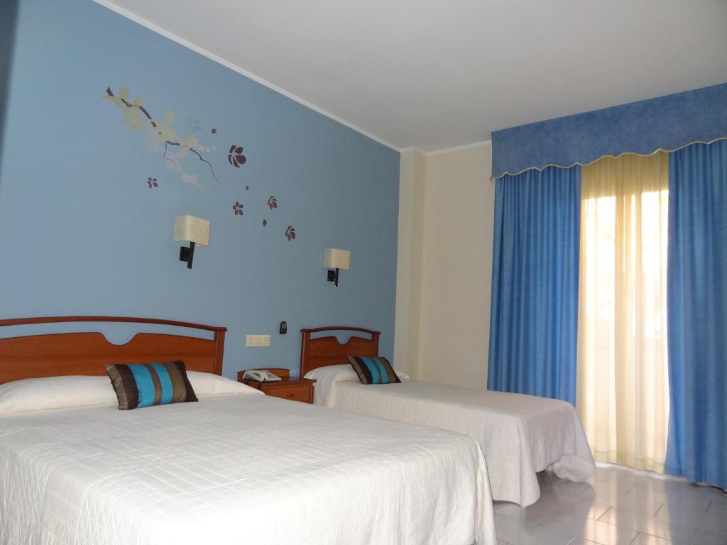 Hotel Restaurant Llansola Sant Carles De La Rapita Ruang foto