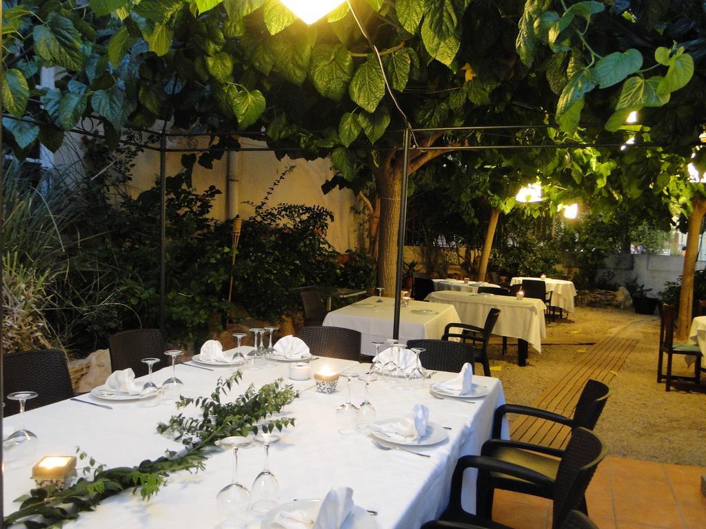 Hotel Restaurant Llansola Sant Carles De La Rapita Bagian luar foto