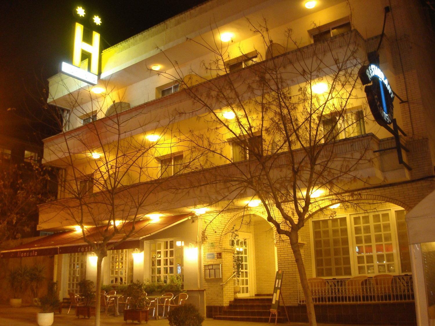 Hotel Restaurant Llansola Sant Carles De La Rapita Bagian luar foto