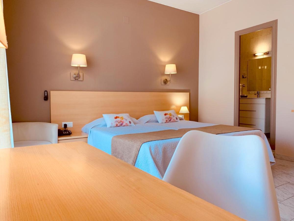 Hotel Restaurant Llansola Sant Carles De La Rapita Bagian luar foto