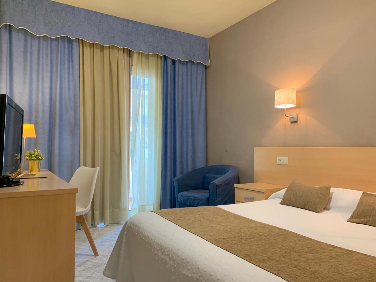 Hotel Restaurant Llansola Sant Carles De La Rapita Bagian luar foto