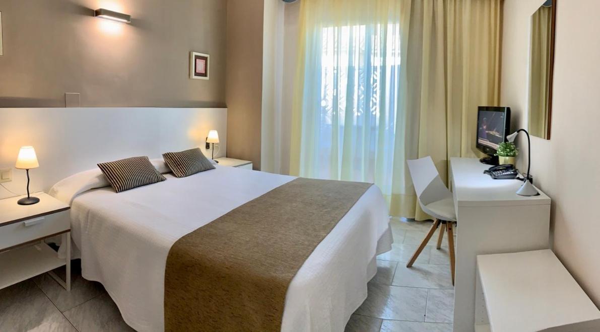 Hotel Restaurant Llansola Sant Carles De La Rapita Bagian luar foto