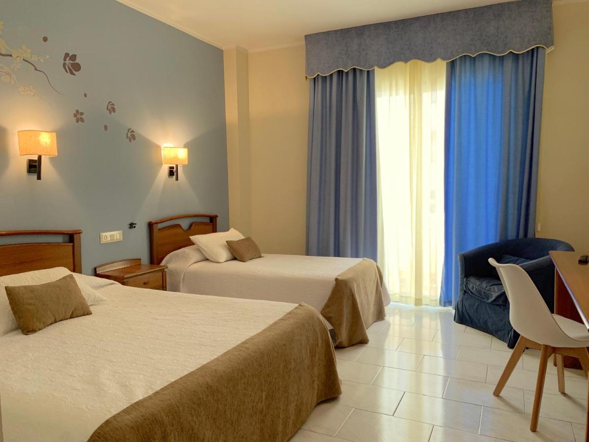 Hotel Restaurant Llansola Sant Carles De La Rapita Bagian luar foto
