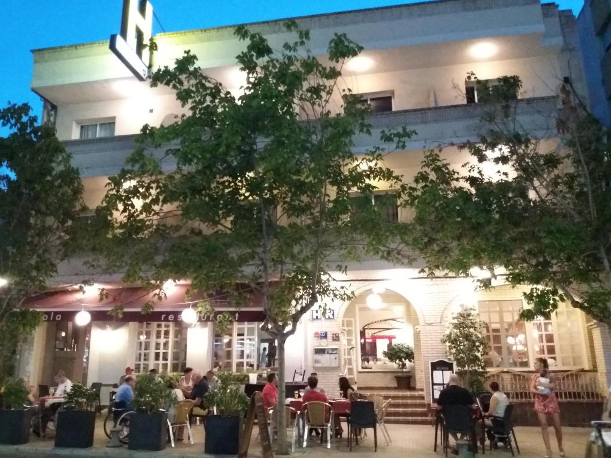 Hotel Restaurant Llansola Sant Carles De La Rapita Bagian luar foto