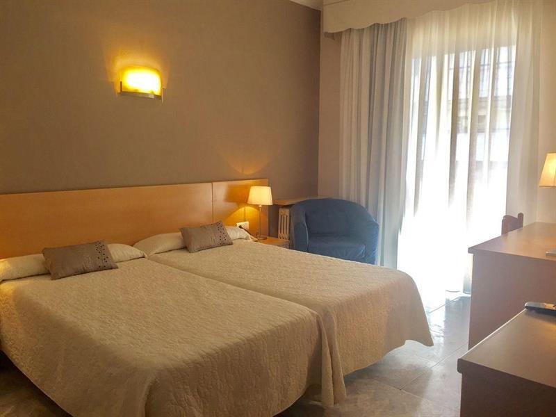 Hotel Restaurant Llansola Sant Carles De La Rapita Bagian luar foto