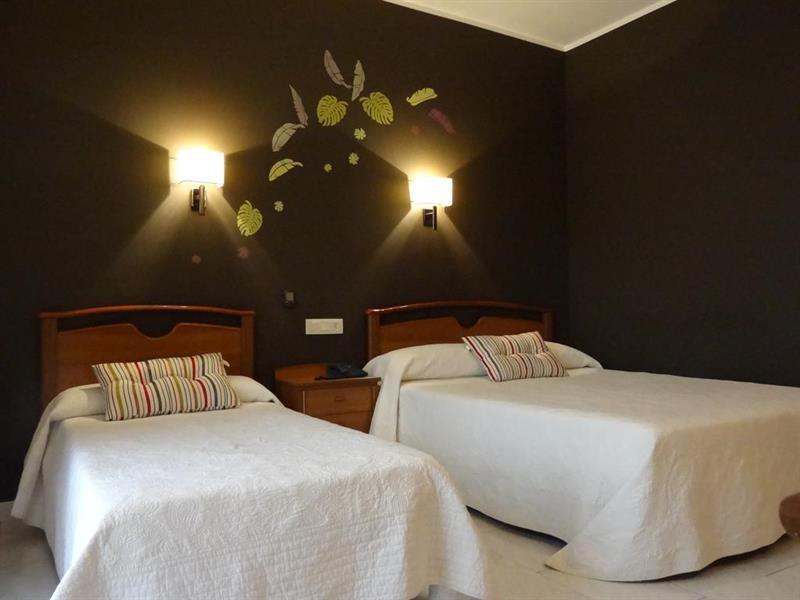 Hotel Restaurant Llansola Sant Carles De La Rapita Bagian luar foto